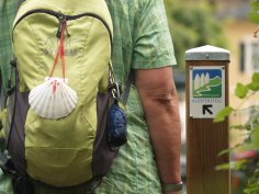 Klostersteig Rucksack und Pilgermuschel