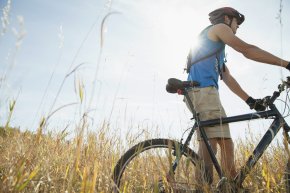 Fahrradfahrer mit Mountainbike