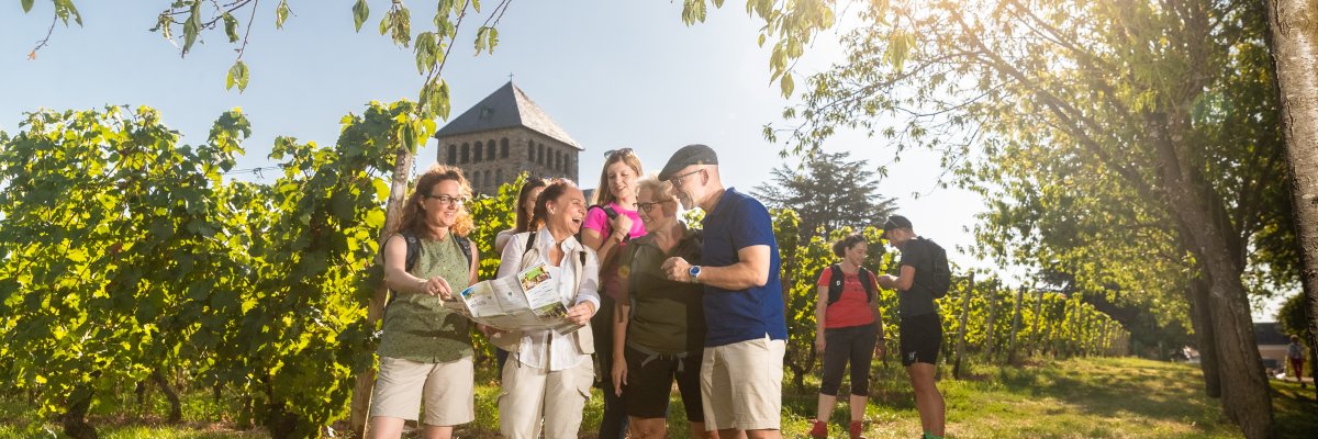 Wandergruppe schaut auf Karte