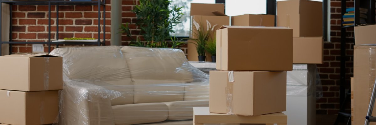 verpacktes Sofa und Umzugskartons