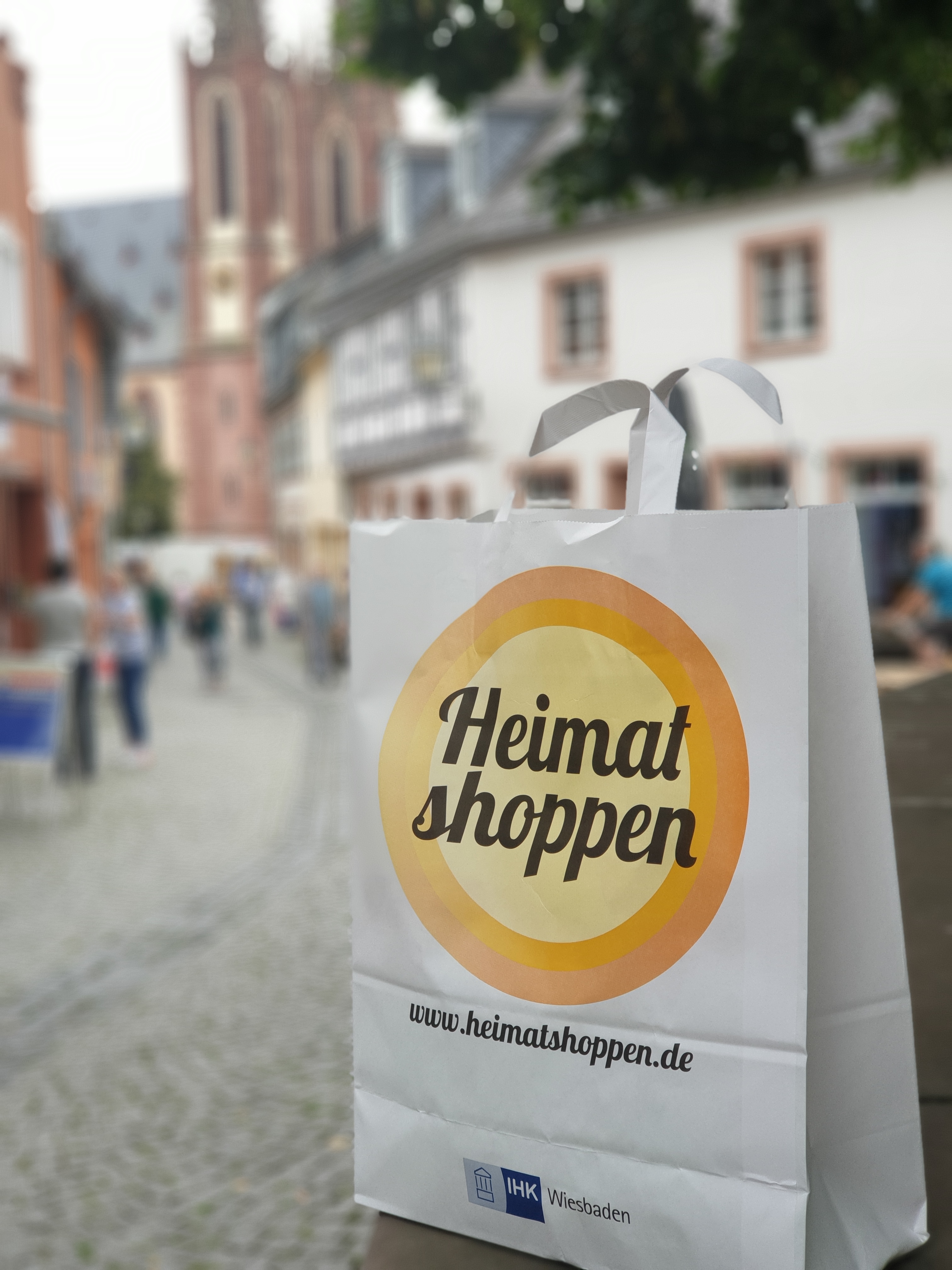 Tüte mit der Aufschrift Heimat Shoppen