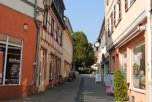 Fußgängerzone Geisenheim Fußgängerzone Geisenheim mit Linde im Hintergrund