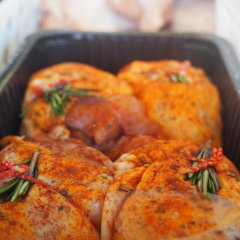 Gewürtztes Fleisch in einer Auslage