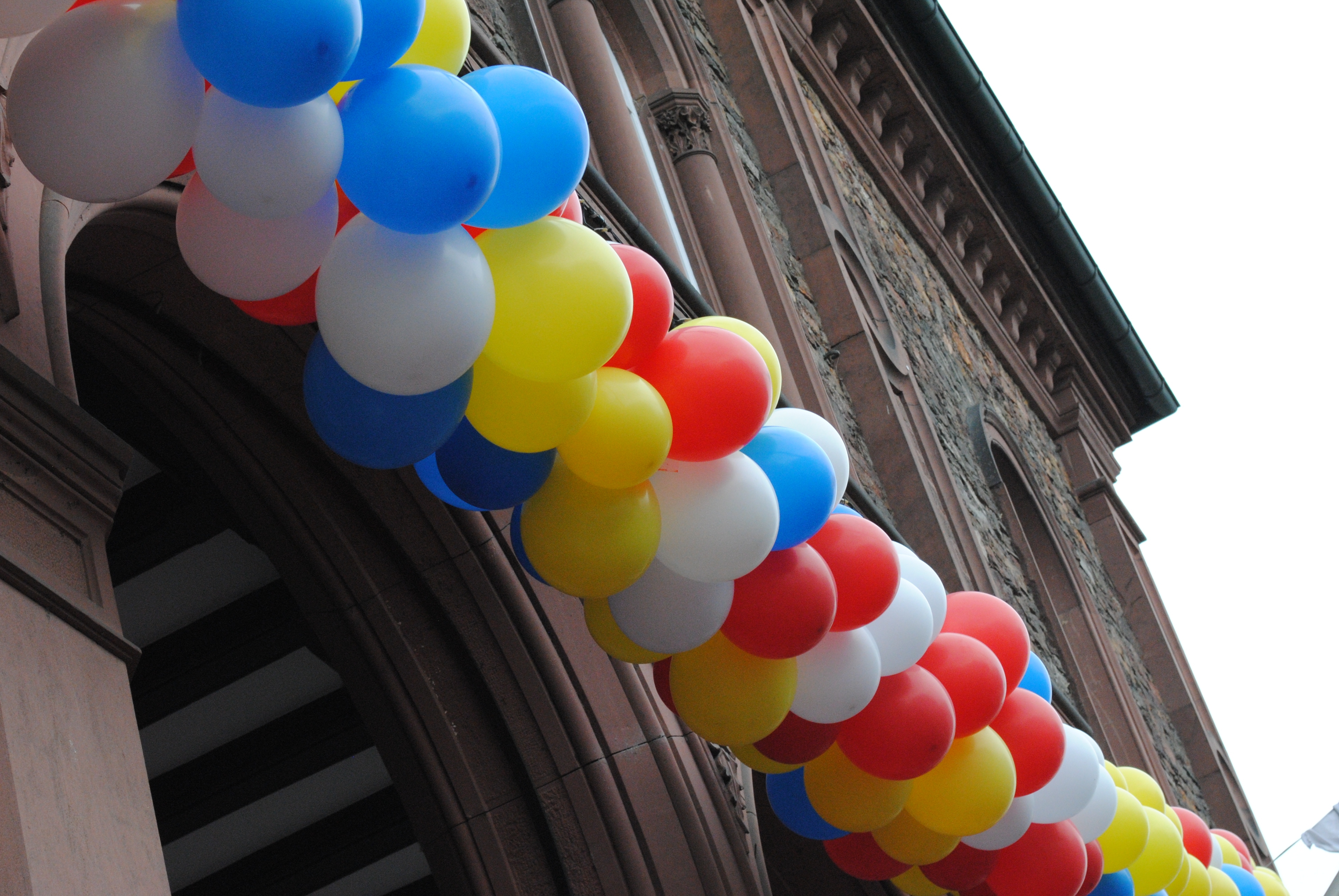 Ballons am Rathaus in den Farben der Fastnacht