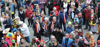 Fastnacht Rathaussturm Fastnacht Rathaussturm feiernde Menschen auf dem Lindenplatz
