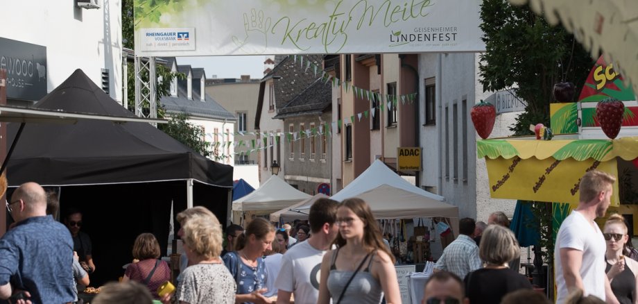 Lindenfest Menschen in den Gassen