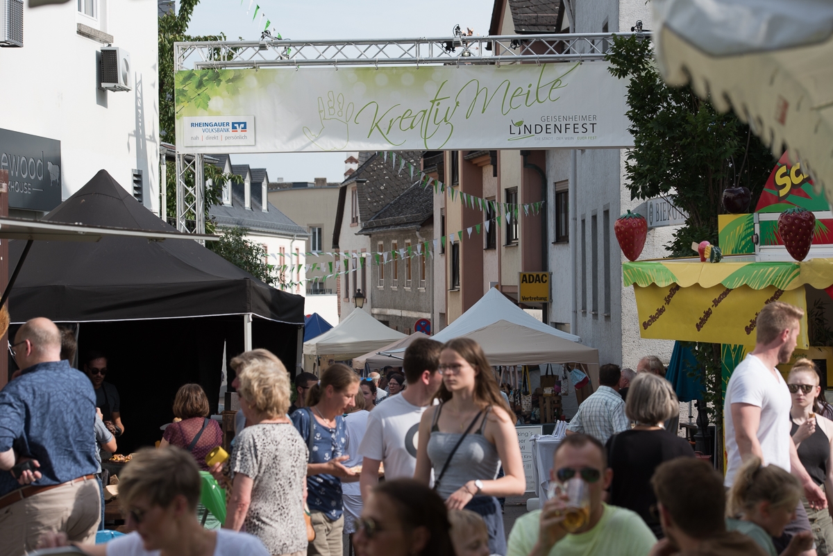 Lindenfest Menschen in den Gassen