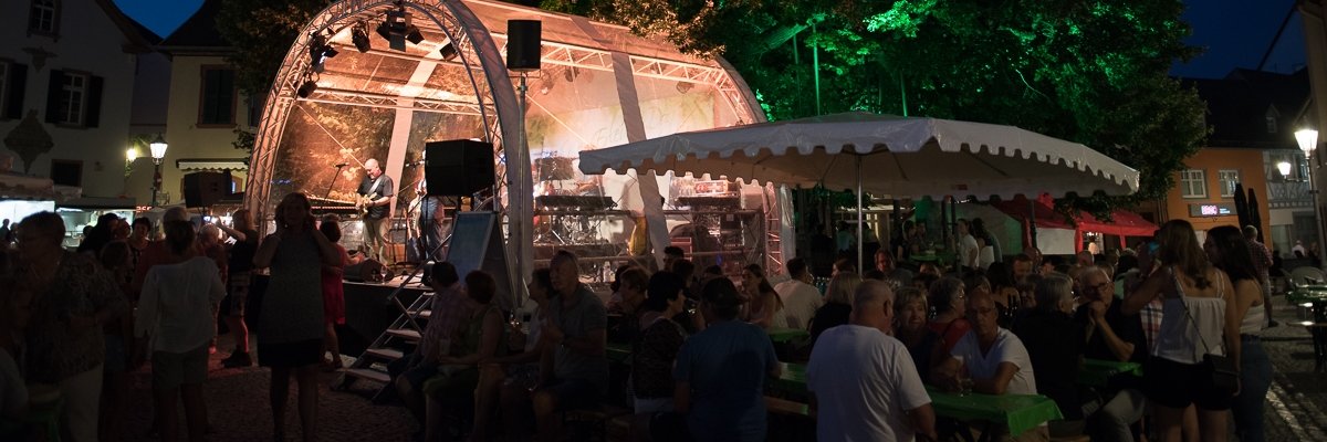 Lindenfest an der Linde am Abend