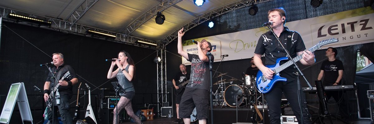 eine Band hat einen Auftritt
