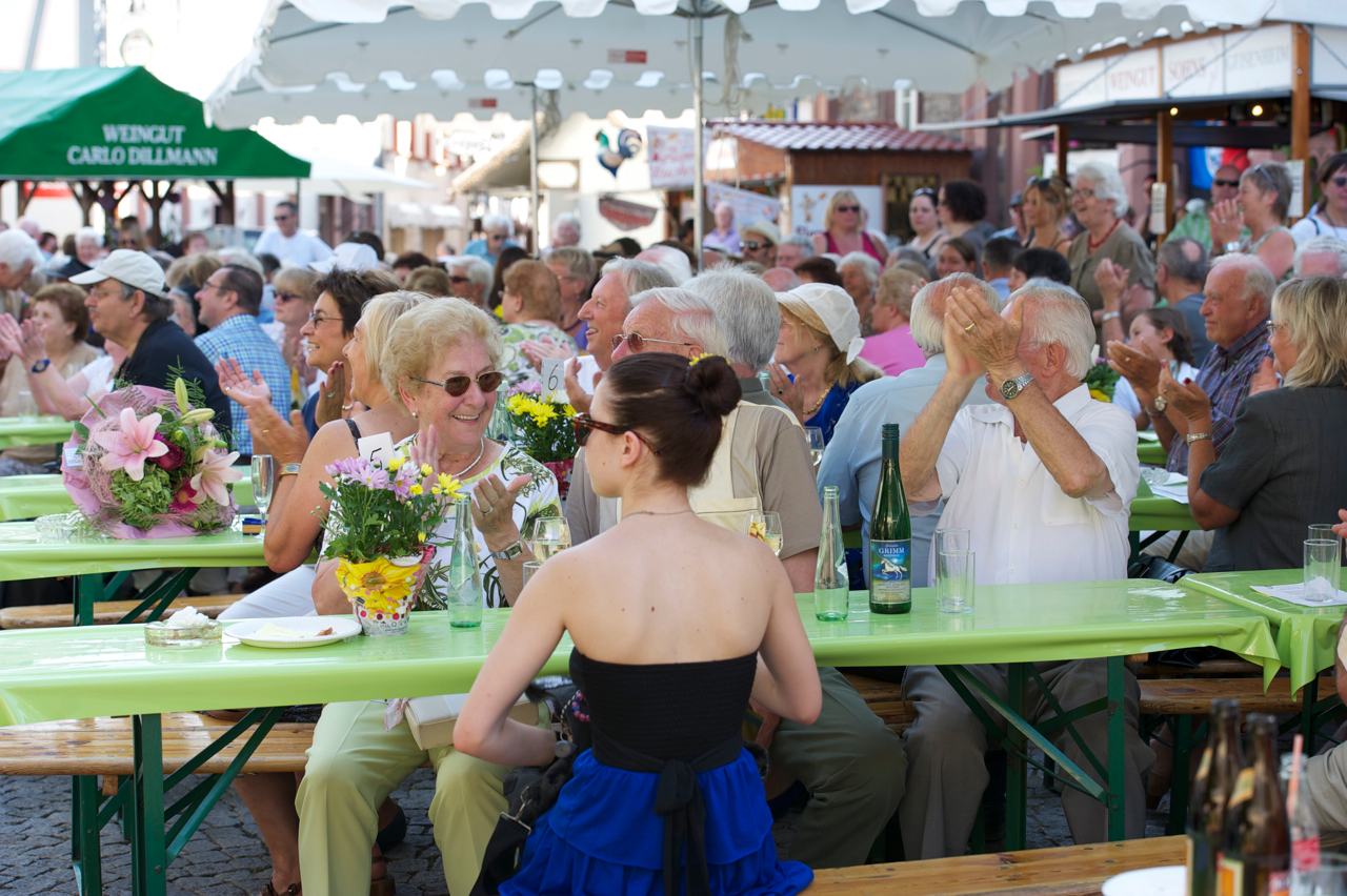 Sitzgelegenheiten auf dem Lindenfest