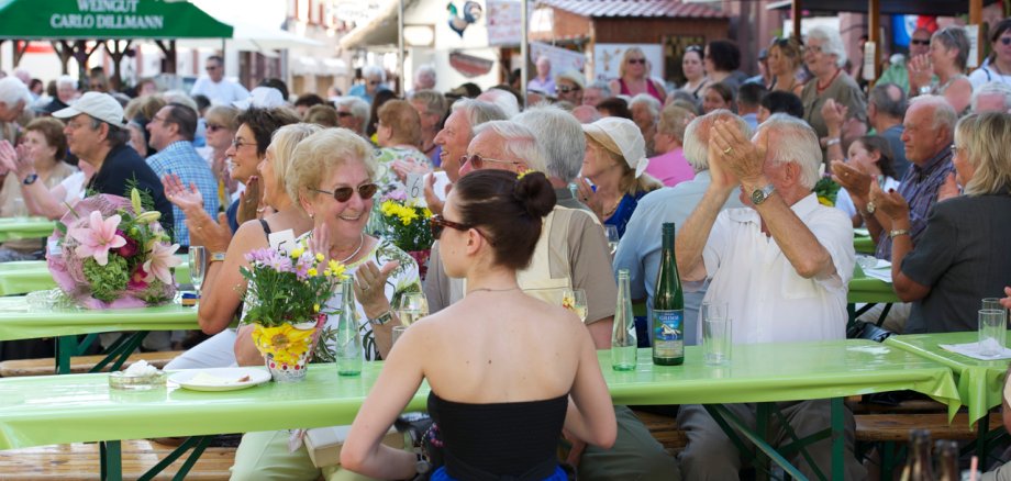 Sitzgelegenheiten auf dem Lindenfest