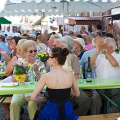 Sitzgelegenheiten auf dem Lindenfest