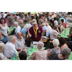 eine Person, die an einem Tisch wein anbietet