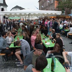 Menschenmenge auf dem Lindenplatz