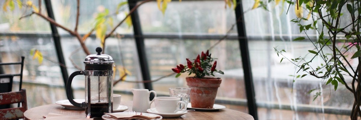 kleiner, runder,  gedeckter Tisch, mit einer Kaffeekanne