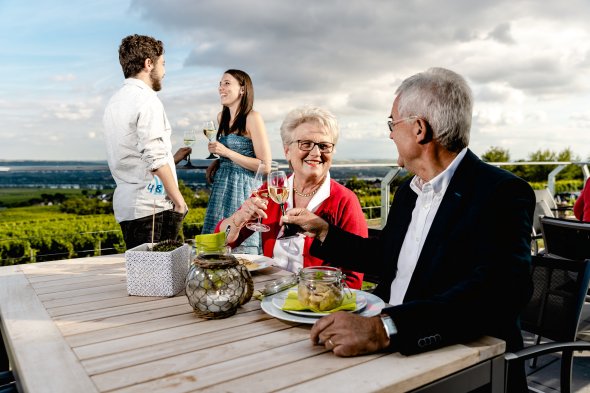 mehrere Personen auf der Terrasse eines Gutsausschanks