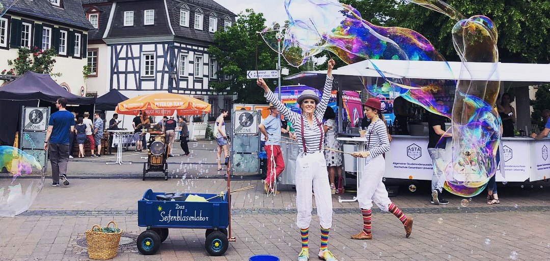 der "Walking Act" auf dem Domplatz