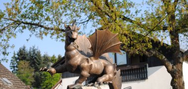 Wahrzeichen Drache am Körbeplatz