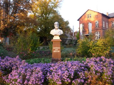 Verwaltung der Hochschule Geisenheim mit Büste Eduard von Lades
