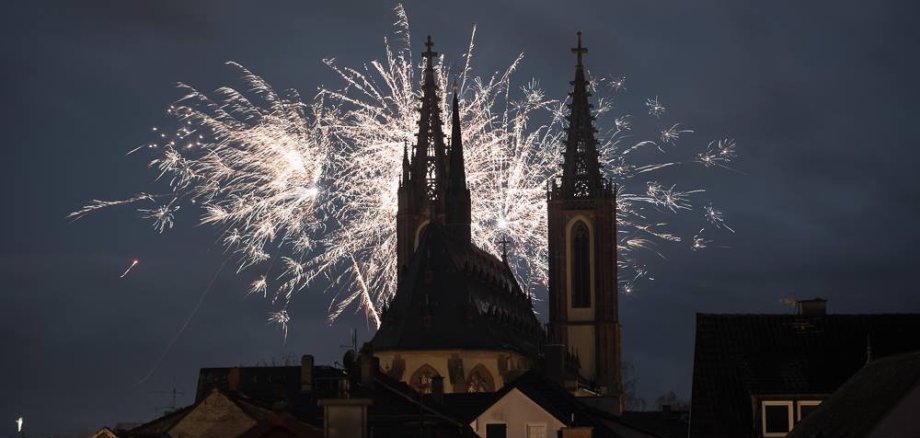 Feuerwerk hinterm Dom