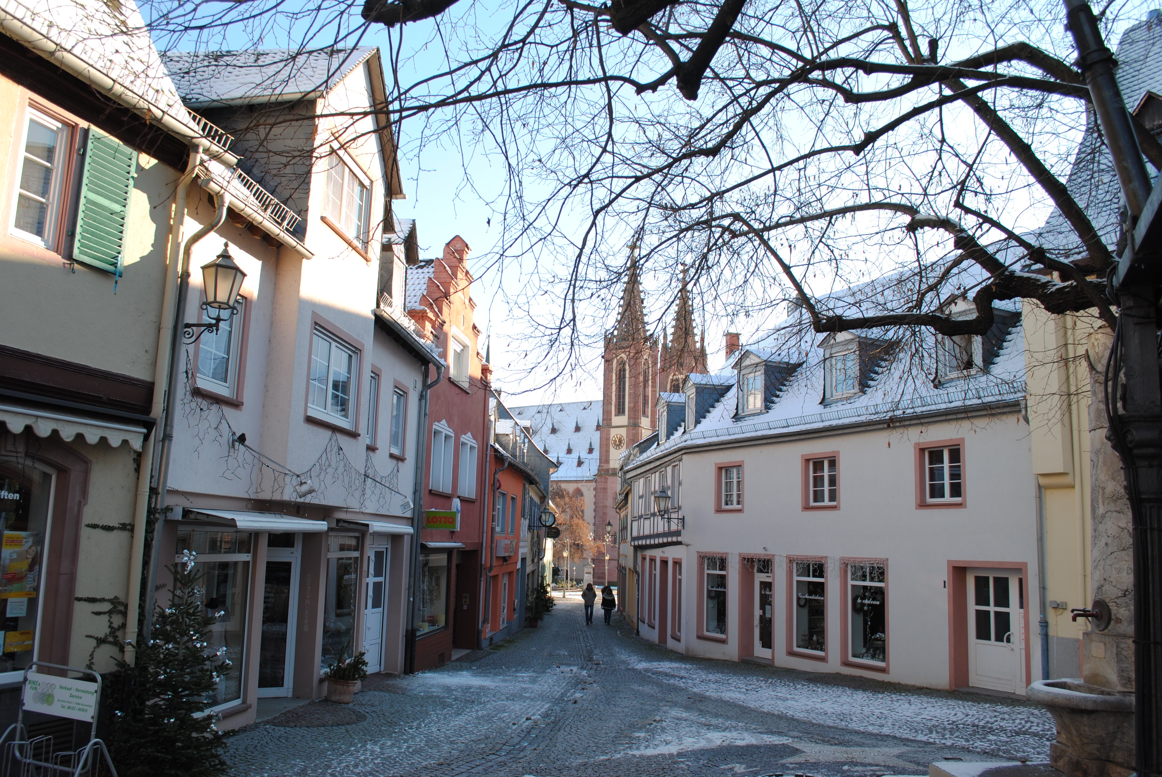 Verschneite Einkaufsstraße