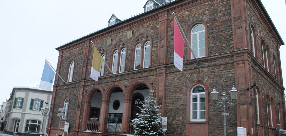 Verschneites Rathaus