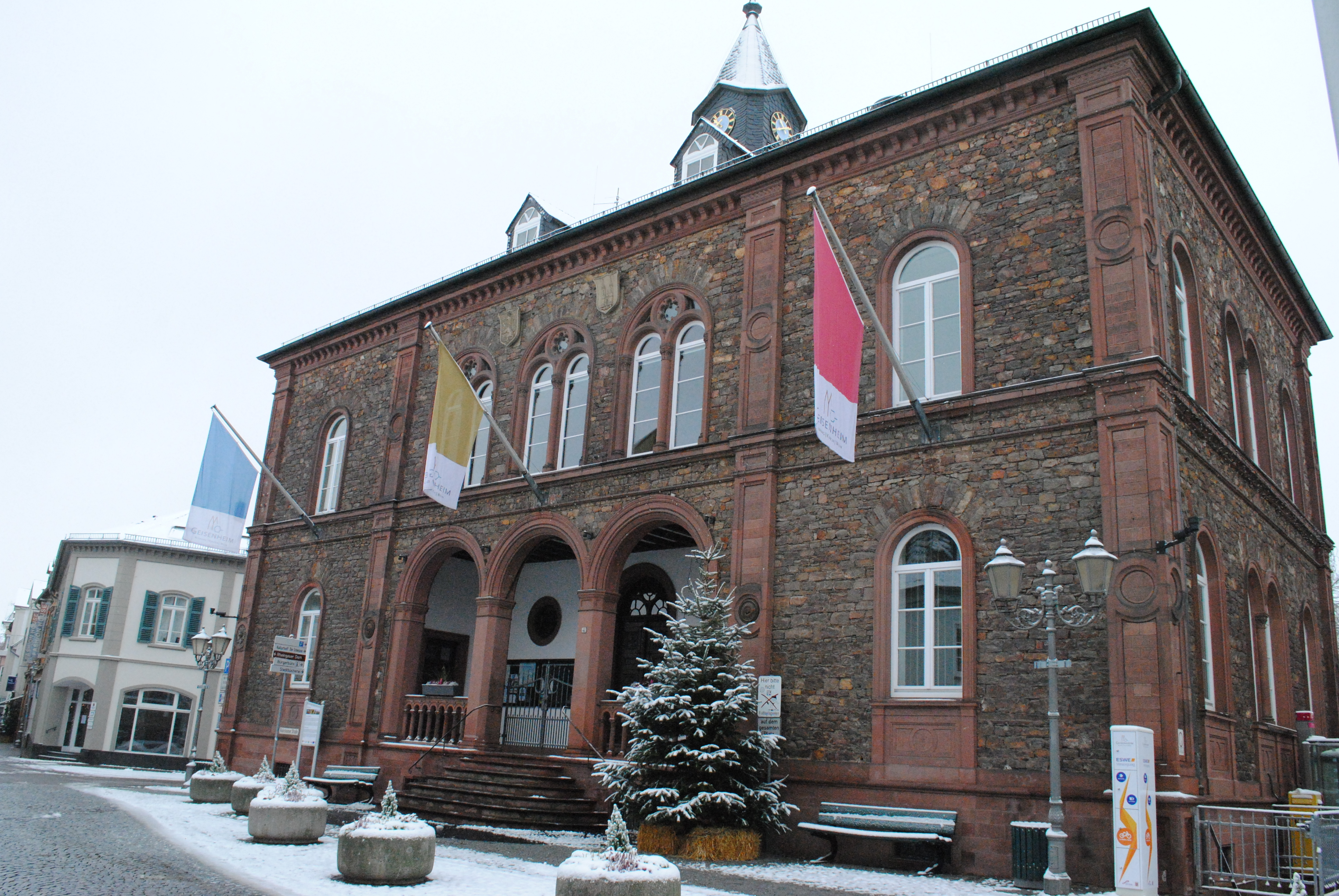 Verschneites Rathaus