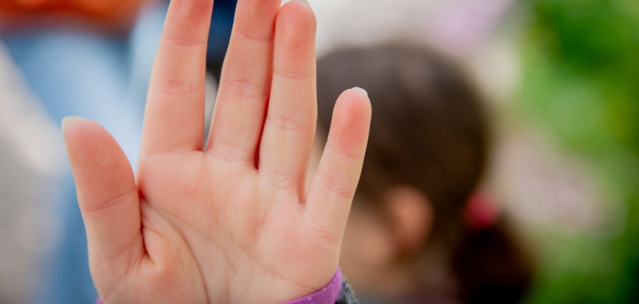 KInderhand stoppt die kamera