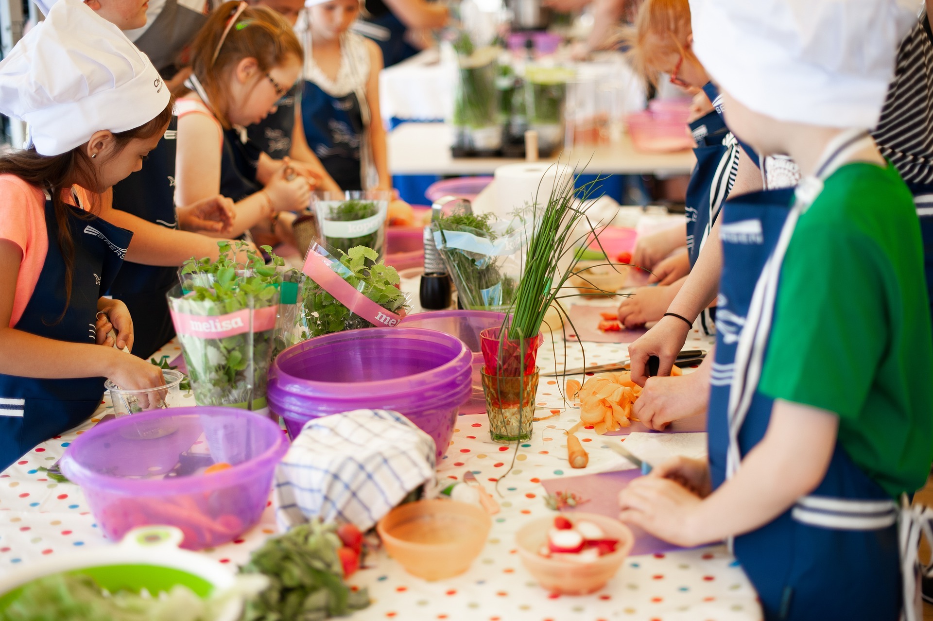Mehrere Kinder die zusamen Kochen