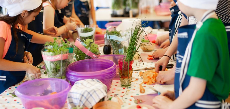 Mehrere Kinder die zusamen Kochen