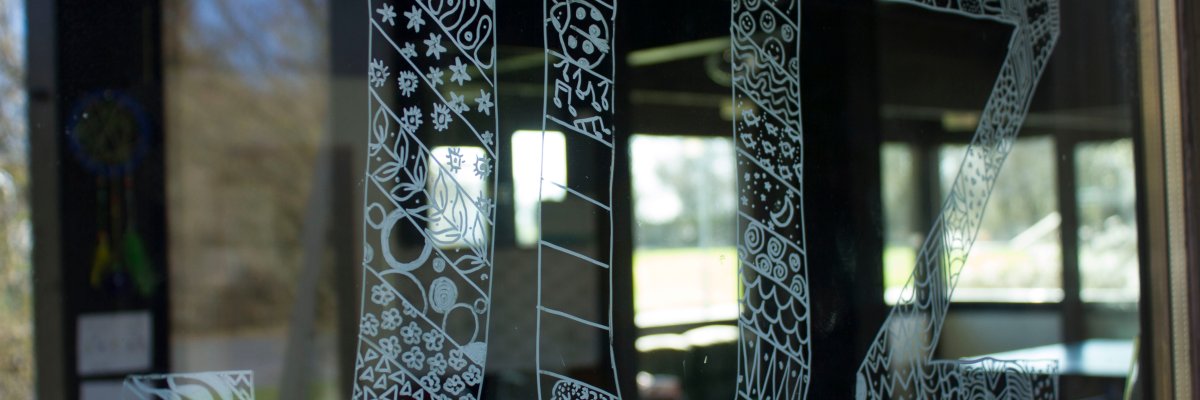 Fenster mit der Aufschrift JUZ