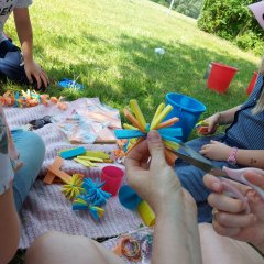 Kinderhand mit gebastelter Blume