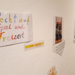 Ein Blatt Papier, dass an einer Wand hängt, mit der Aufschrift: "Recht auf Spiel und Freizeit"