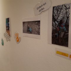 Bilder von den Kindern des Kindergartens beim spielen im Wald