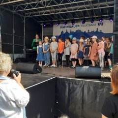 Kinder, die etwas auf einer Bühne aufführen