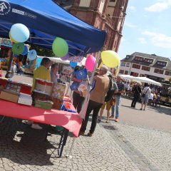 Ein Stand des Kinderschutzbundes mit den Projekten der Kindergärten