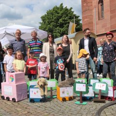 Kinder und Erzieherinnen des Kindergartens St. Marien mit dem Bürgermeister Christian Aßmann hinter ihrem Projekt