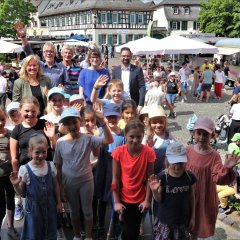 Kinder, Erzieher und Erzieherinnen mit dem Bürgermeister Christian Aßmann