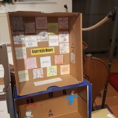Ein Karton mit einem Kinderrechte Memory 