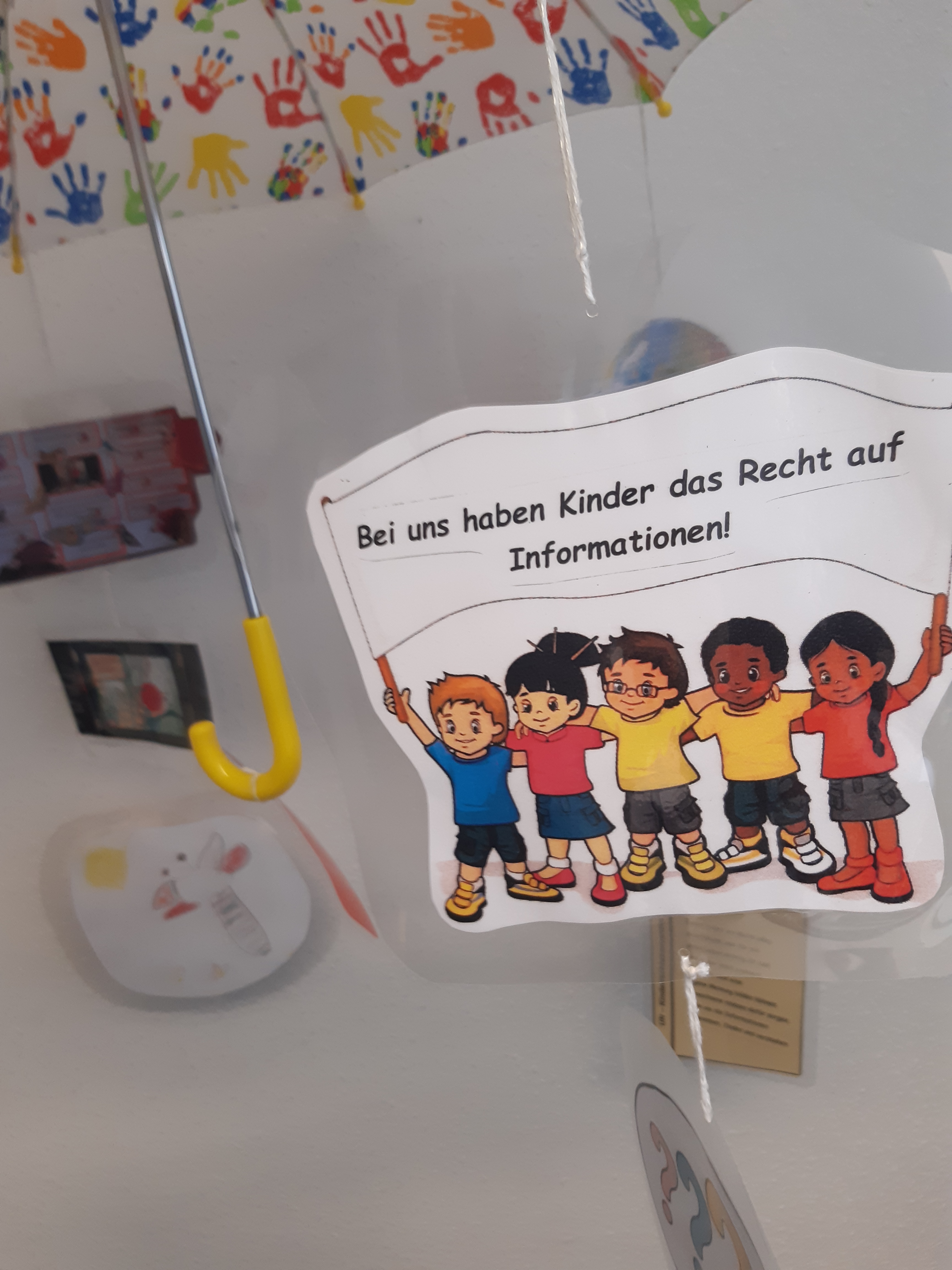 Ein Bild auf dem steht, dass die Kinder im Knirpsenland Recht auf Informationen haben