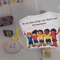 Ein Bild auf dem steht, dass die Kinder im Knirpsenland Recht auf Informationen haben