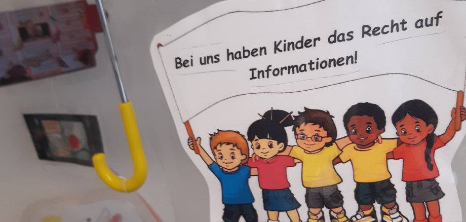 Ein Bild auf dem steht, dass die Kinder im Knirpsenland Recht auf Informationen haben