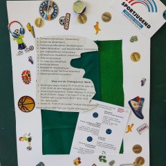 Ein gebasteltes Bild zur Sportjugend Rheingau-Taunus, mit Aufklebern zum Thema Sport und den Trainingszeiten, verschiedener Sportvereine