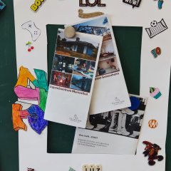Ein gebasteltes Bild, mit gemalten und aufgeklebten Sachen und Flyern des Jugendzentrum Geisenheim und des Jugendzentrum Mariental