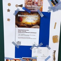 Ein gebasteltes Bild, mit einem Flyer, des Bücherflohmarkts Geisenheim und den Öffnungszeiten der Bücherei