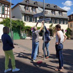 Menschen die ein Schild anbringen