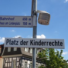 Straßenschild Platz der Kinderrechte