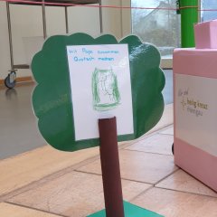 Baum aus Holz mit einem gemalten Bild auf dem steht: "Mit Papa zusammen Quatsch machen"