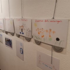 der Zug aus Papier an der Wand