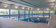 Schwimmer Becken im Hallenbad